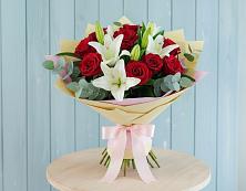 Букет цветов из:  Лилии и Розы в Амурзете