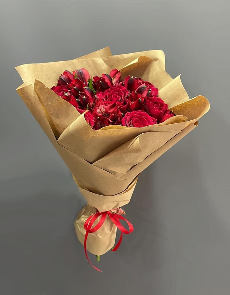 Букет цветов из: Альстромерии и Розы в Амурзете