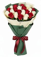 Букет Микс из красных и белых роз в Амурзете
