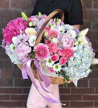 Композиция солнечный день в Амурзете Цветочная композиция из Розы, Хризантемы, Пионы и Лизиантусы в корзине в Амурзете