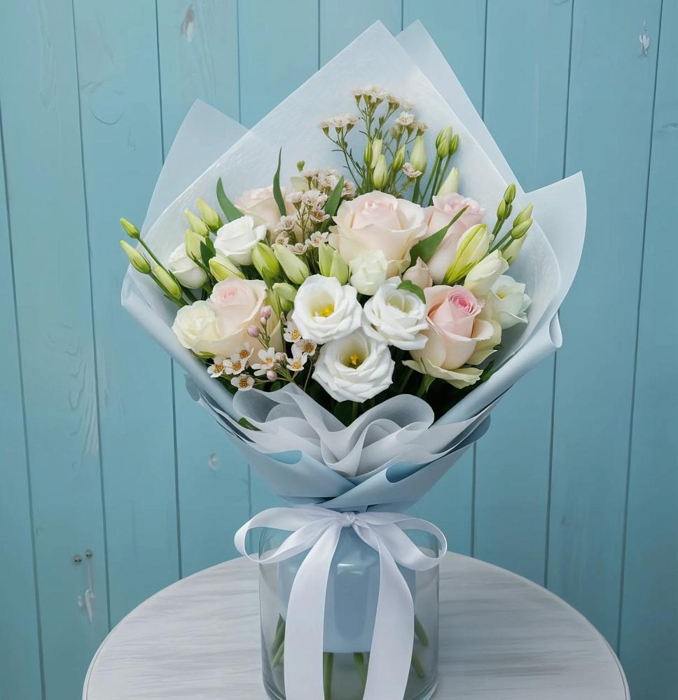 Букет цветов из: Розы и Лизиантусы в Амурзете