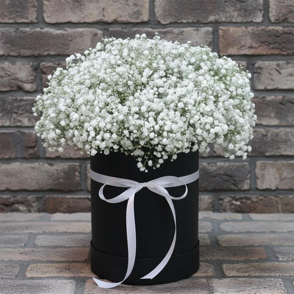 Цветочная композиция из Гипсофила в шляпной коробке в Амурзете