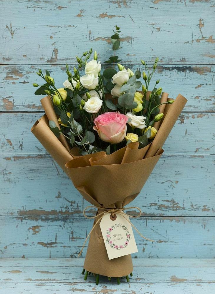 Букет цветов из: Розы и Лизиантусы в Амурзете