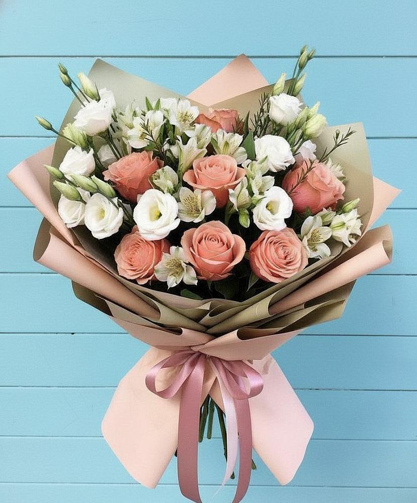 Букет цветов из: Розы, Альстромерии и Лизиантусы в Амурзете