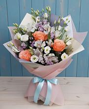 Букет цветов из:  Лизиантусы, Розы, Альстромерии и Гипсофила в Амурзете