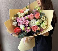 Букет цветов из:  Розы, Лизиантусы и Гвоздики #REPLACE_PRED# Амурзете