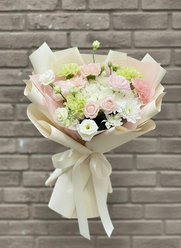 Букет цветов из: Гвоздики, Розы, Лизиантусы и Хризантемы в Амурзете