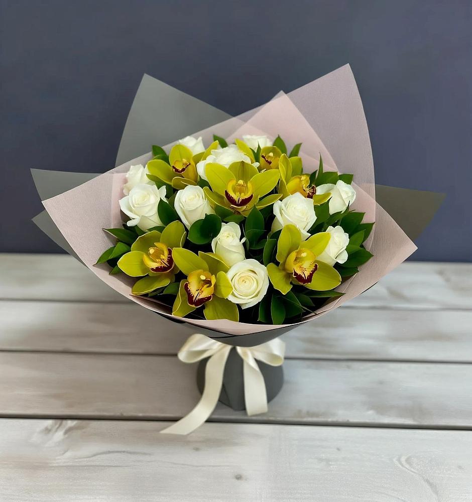 Букет цветов из: Орхидеи и Розы в Амурзете