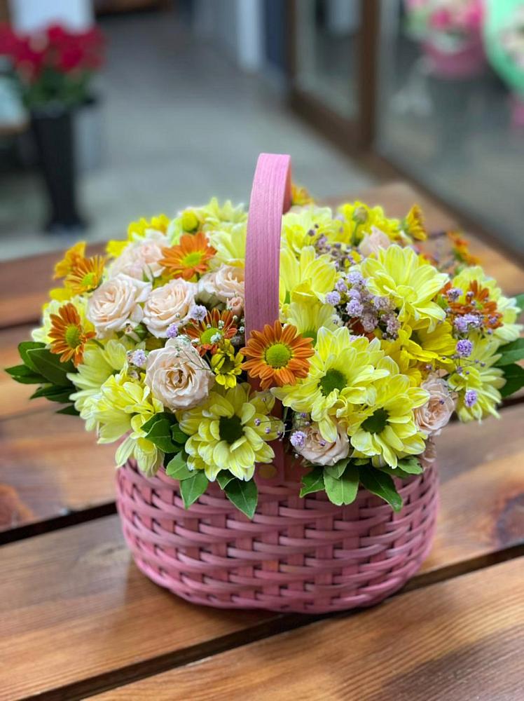 Цветочная композиция из Хризантемы и Розы в корзине в Амурзете