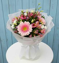 Букет цветов из:  Герберы, Альстромерии и Лизиантусы в Амурзете