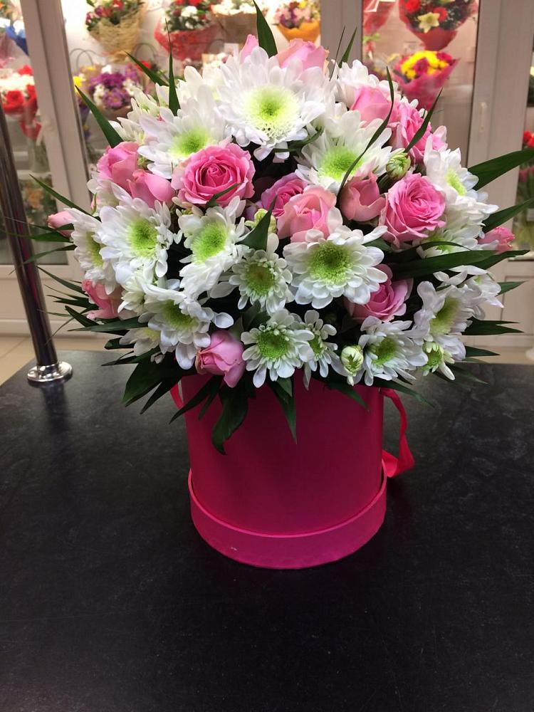 Цветочная композиция из Розы и Хризантемы в шляпной коробке в Амурзете