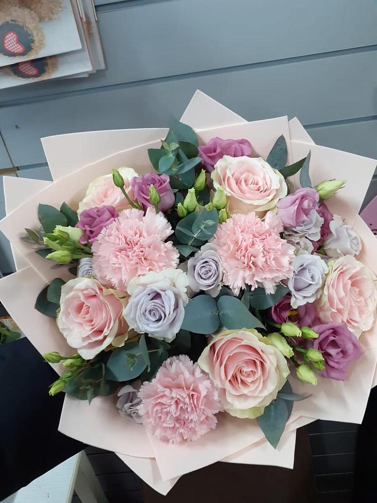 Букет цветов из: Розы, Гвоздики и Лизиантусы в Амурзете