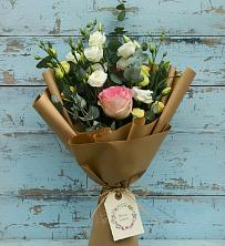 Букет цветов из:  Розы и Лизиантусы в Амурзете