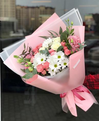 Букет цветов из: Розы, Лизиантусы и Хризантемы в Амурзете