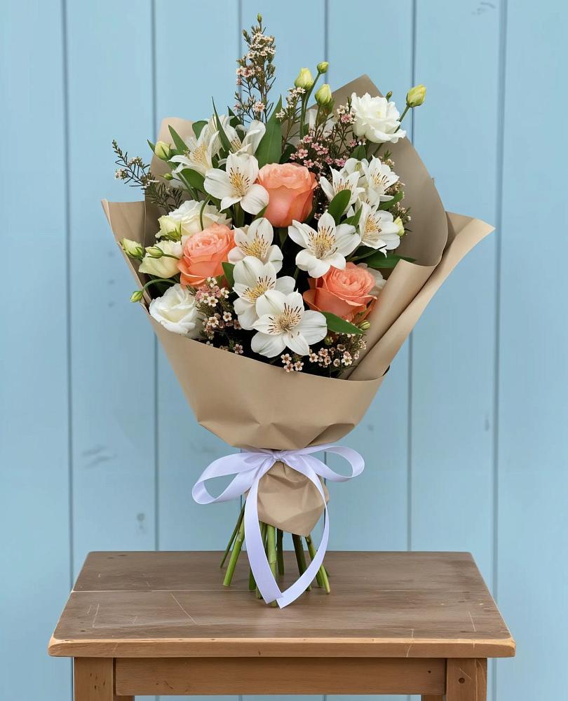 Букет цветов из: Альстромерии, Лизиантусы, Розы и Хризантемы в Амурзете