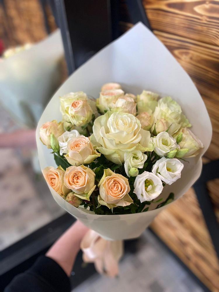 Букет цветов из: Розы и Лизиантусы в Амурзете