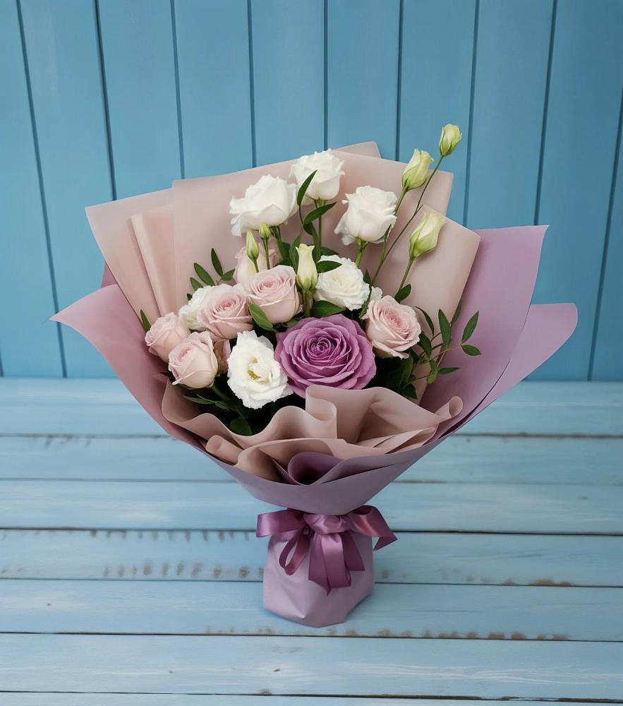 Букет цветов из: Розы и Лизиантусы в Амурзете